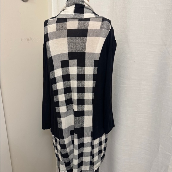 23” ptp Black and white buffalo checkered print tunic top - Picture 12 of 12